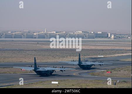 Due aerei C-130J Super Hercules della U.S. Air Force caricati con aiuti umanitari diretti per l'atterraggio su Gaza taxi da una posizione non rivelata all'interno dell'area di responsabilità del comando centrale degli Stati Uniti, 15 marzo 2024. I militari statunitensi e le nazioni partner hanno lavorato insieme per accelerare le forniture critiche e salvavita ai civili bisognosi. (Foto U.S. Air Force) Foto Stock