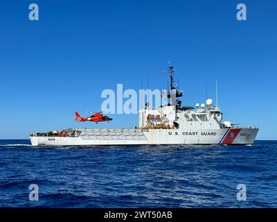 Un equipaggio MH-65 Dolphin della Guardia Costiera degli Stati Uniti atterra sul ponte di volo della Guardia Costiera Cutter Campbell (WMEC 909), 8 febbraio, nell'Oceano Pacifico settentrionale. Campbell è una famosa taglierina di media resistenza di 270 piedi. Le missioni principali del cutter sono contro-narcotici, interdizione migrante, protezione delle risorse marine viventi e ricerca e salvataggio a sostegno delle operazioni della Guardia Costiera americana in tutto l'emisfero occidentale. (Foto della Guardia Costiera degli Stati Uniti di Seaman Coby R. Francis) Foto Stock