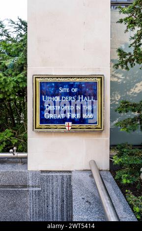 Targa blu nella collina di St Peter che indica il "sito della sala degli amministratori distrutta nel grande incendio del 1666", vicino alla cattedrale di St Paul, Londra Foto Stock