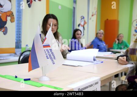 San Pietroburgo, Russia. 15 marzo 2024. I funzionari elettorali attendono gli elettori al seggio elettorale durante le elezioni presidenziali in Russia nel 2024. Quattro candidati partecipano alle elezioni: Il leader del LDPR Slutsky, un membro del Partito Comunista Kharitonov, l'attuale capo di stato, Putin autonominato e un membro del partito del nuovo popolo Davankov. Credito: SOPA Images Limited/Alamy Live News Foto Stock