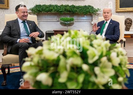 Washington, Vereinigte Staaten. 15 marzo 2024. Il presidente degli Stati Uniti Joe Biden incontra il Taoiseach irlandese Leo Varadkar nell'ufficio ovale della Casa Bianca a Washington, DC, venerdì 15 marzo 2024. Credito: Nathan Howard/Pool tramite CNP/dpa/Alamy Live News Foto Stock