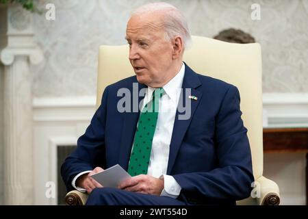 Washington, Vereinigte Staaten. 15 marzo 2024. Il presidente degli Stati Uniti Joe Biden incontra il Taoiseach irlandese Leo Varadkar nell'ufficio ovale della Casa Bianca a Washington, DC., venerdì 15 marzo 2024. Credito: Nathan Howard/Pool tramite CNP/dpa/Alamy Live News Foto Stock