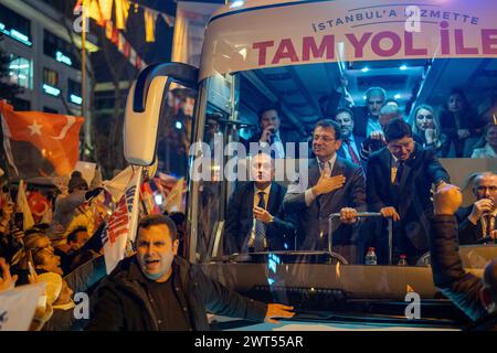 Kadikoy, Istanbul, Turchia. 15 marzo 2024. Il sindaco e candidato del comune metropolitano di Istanbul Ekrem Imamoglu (L) saluta la gente dall'interno dell'autobus mentre viene alla riunione pubblica a Kadikoy, Istanbul. Ci saranno le elezioni locali turche onÂ MarchÂ 31,Â 2024. (Credit Image: © Tolga Uluturk/ZUMA Press Wire) SOLO PER USO EDITORIALE! Non per USO commerciale! Crediti: ZUMA Press, Inc./Alamy Live News Foto Stock