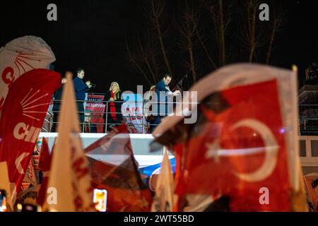 Kadikoy, Istanbul, Turchia. 15 marzo 2024. Il sindaco e candidato del comune metropolitano di Istanbul Ekrem Imamoglu (C) saluta i suoi sostenitori all'incontro pubblico a Kadikoy, Istanbul. Ci saranno le elezioni locali turche onÂ MarchÂ 31,Â 2024. (Credit Image: © Tolga Uluturk/ZUMA Press Wire) SOLO PER USO EDITORIALE! Non per USO commerciale! Crediti: ZUMA Press, Inc./Alamy Live News Foto Stock