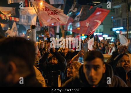 Kadikoy, Istanbul, Turchia. 15 marzo 2024. I sostenitori del sindaco della municipalità metropolitana di Istanbul candidato Ekrem Imamoglu, ondate bandiere turche e gridano slogan un incontro pubblico a Kadikoy, Istanbul, in vista delle elezioni locali turche onÂ MarchÂ 31,Â 2024. (Credit Image: © Tolga Uluturk/ZUMA Press Wire) SOLO PER USO EDITORIALE! Non per USO commerciale! Crediti: ZUMA Press, Inc./Alamy Live News Foto Stock