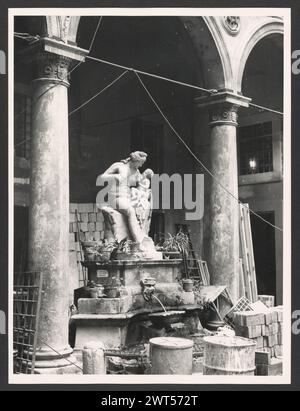Lazio Roma Palazzo Lante. Hutzel, Max 1960-1990 Post-medievale: Architettura, vista sul cortile, scultura architettonica; pittura (affreschi sul soffitto e sulle pareti), rilievi scultorei. Note sull'oggetto: Il palazzo fu commissionato da papa Leone X dei Medici all'inizio del XVI secolo. Dopo la seconda guerra mondiale, il palazzo fu rilevato dalla città di Roma e nel 1955 iniziò il restauro, terminando nel 1958 circa. Situato in Piazza S. Eustachio. Il fotografo e studioso tedesco Max Hutzel (1911-1988) fotografò in Italia dai primi anni '1960 fino alla sua morte. Il risultato di questo progetto, indicato da Hutzel come FOT Foto Stock