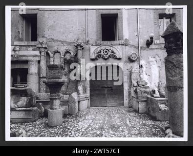 Umbria Terni Amelia Palazzo Comunale. Hutzel, Max 1960-1990 Medieval: Scultura architettonica: Sarcofago, capitelli. Post-medievale: Architettura e scultura architettonica. Piazza del Municipio (Piazza Matteotti) con vista sul Palazzo Comunale; portale; stemmi e insegne. Vedute interne di affreschi, fregi, dipinti del XVI e XVII secolo nelle Antichità dei Saloni i e II: Architettura e scultura architettonica, resti e frammenti dell'ex palazzo romano e dei sepolcri, capitelli, statue, lapidi, sarcofagi, altare sacrificale. Note sull'oggetto: Il Palazzo Co Foto Stock