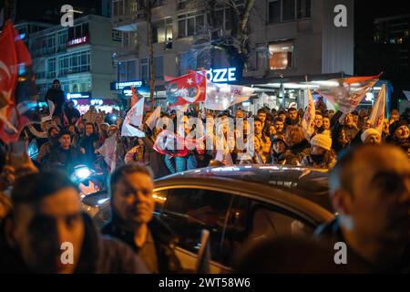 Kadikoy, Istanbul, Turchia. 15 marzo 2024. Sostenitori del candidato sindaco della municipalità metropolitana di Istanbul Ekrem Imamoglu, che partecipa ad una riunione pubblica a Istanbul, in vista delle elezioni locali turche onÂ MarchÂ 31,Â 2024. (Credit Image: © Tolga Uluturk/ZUMA Press Wire) SOLO PER USO EDITORIALE! Non per USO commerciale! Crediti: ZUMA Press, Inc./Alamy Live News Foto Stock