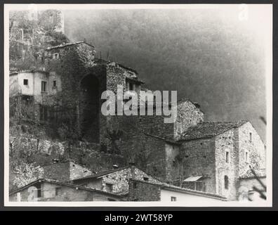 Umbria Terni Ferentillo S. Maria. Hutzel, Max 1960-1990 vedute generali della citta' e della chiesa in stile basilica, con il suo alto campanile appuntito. La chiesa ha una facciata semplice. L'interno presenta archi leggermente appuntiti e un soffitto in legno. Ci sono pochi dipinti. Un grande affresco raffigura una serie di martiri femminili. Sembra che i dipinti siano stati fatti dal tardo medioevo al Rinascimento. Note sull'oggetto: Nessuna campagna fotografica Hutzel. Mancano i negativi. Il fotografo e studioso tedesco Max Hutzel (1911-1988) fotografò in Italia dai primi anni '1960 fino alla sua morte. Il risultato di questo progetto, referr Foto Stock