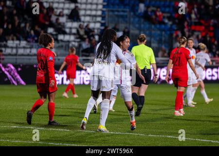 Lione, Francia. 15 marzo 2024. Griedge Mbock Bathy (29 Olympique Lyonnais) e Selma Bacha (4 Olympique Lyonnais) festeggiano dopo aver segnato durante la gara D1 Arkema tra Olympique Lyonnais e Fleury 91 presso l'OL Training Center di Lione, Francia. (Pauline FIGUET/SPP) credito: SPP Sport Press Photo. /Alamy Live News Foto Stock