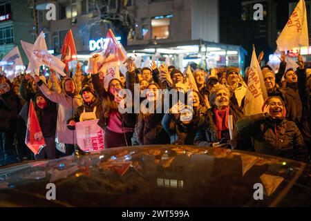 Kadikoy, Istanbul, Turchia. 15 marzo 2024. Sostenitori del candidato sindaco del comune metropolitano di Istanbul Ekrem Imamoglu, gridano slogan in una riunione pubblica a Istanbul, in vista delle elezioni locali turche onÂ MarchÂ 31,Â 2024. (Credit Image: © Tolga Uluturk/ZUMA Press Wire) SOLO PER USO EDITORIALE! Non per USO commerciale! Crediti: ZUMA Press, Inc./Alamy Live News Foto Stock