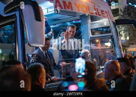 Kadikoy, Istanbul, Turchia. 15 marzo 2024. Il sindaco e candidato del comune metropolitano di Istanbul Ekrem Imamoglu (C) saluta la gente dall'interno dell'autobus mentre viene all'incontro pubblico dopo a Kadikoy, Istanbul. Ci saranno le elezioni locali turche onÂ MarchÂ 31,Â 2024. (Credit Image: © Tolga Uluturk/ZUMA Press Wire) SOLO PER USO EDITORIALE! Non per USO commerciale! Crediti: ZUMA Press, Inc./Alamy Live News Foto Stock