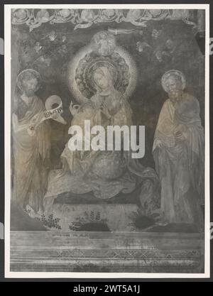 Marce Pesaro e Urbino Urbino Oratorio di S. Giovanni Battista3. Hutzel, Max 1960-1990 Post-medievale: Architettura del XIV secolo con una facciata moderna, neogotica; affreschi. Il fotografo e studioso tedesco Max Hutzel (1911-1988) fotografò in Italia dai primi anni '1960 fino alla sua morte. Il risultato di questo progetto, citato da Hutzel come foto Arte minore, è un'accurata documentazione dello sviluppo storico dell'arte in Italia fino al XVIII secolo, che comprende oggetti degli Etruschi e dei Romani, nonché monumenti altomedievali, romanici, gotici, rinascimentali e barocchi. Le immagini sono orga Foto Stock