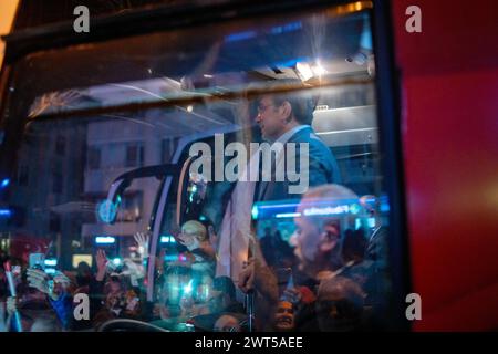 Kadikoy, Istanbul, Turchia. 15 marzo 2024. Il sindaco e candidato del comune metropolitano di Istanbul Ekrem Imamoglu (C) saluta la gente dall'interno dell'autobus mentre viene all'incontro pubblico dopo a Kadikoy, Istanbul. Ci saranno le elezioni locali turche onÂ MarchÂ 31,Â 2024. (Credit Image: © Tolga Uluturk/ZUMA Press Wire) SOLO PER USO EDITORIALE! Non per USO commerciale! Crediti: ZUMA Press, Inc./Alamy Live News Foto Stock