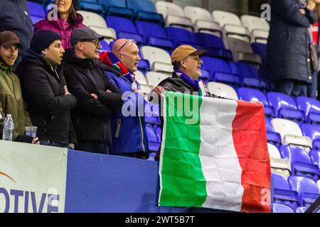 Cardiff, Regno Unito. 15 marzo 2024. Tifosi italiani in piena canzone prima dell'inizio della partita del campionato U20 sei Nazioni 2024, Galles U20 contro Italia U20 al Cardiff Arms Park di Cardiff venerdì 15 marzo 2024. foto di Dan Minto/Andrew Orchard fotografia sportiva/ Alamy Live News crediti: Andrew Orchard fotografia sportiva/Alamy Live News Foto Stock