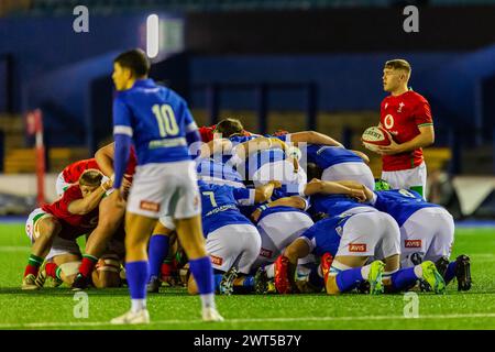 Cardiff, Regno Unito. 15 marzo 2024. Rhodri Lewis degli U20 gallesi si prepara a sfamare una scrum durante la partita del campionato U20 Six Nations 2024, Galles U20 contro Italia U20 al Cardiff Arms Park di Cardiff venerdì 15 marzo 2024. foto di Dan Minto/Andrew Orchard fotografia sportiva/ Alamy Live News crediti: Andrew Orchard fotografia sportiva/Alamy Live News Foto Stock