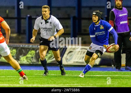 Cardiff, Regno Unito. 15 marzo 2024. Lorenzo Casilio dell'Italia U20 in azione durante la partita del campionato U20 sei Nazioni 2024, Galles U20 contro Italia U20 al Cardiff Arms Park di Cardiff venerdì 15 marzo 2024. foto di Dan Minto/Andrew Orchard fotografia sportiva/ Alamy Live News crediti: Andrew Orchard fotografia sportiva/Alamy Live News Foto Stock