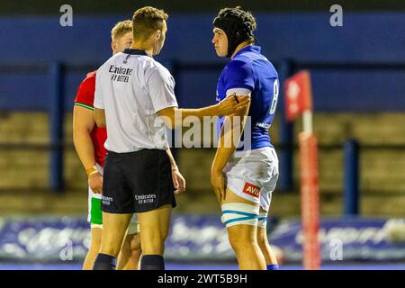 Cardiff, Regno Unito. 15 marzo 2024. L'arbitro Reuben Keane ha una parola con entrambi i capitani durante la partita del campionato U20 Six Nations 2024, Galles U20 contro Italia U20 al Cardiff Arms Park di Cardiff venerdì 15 marzo 2024. foto di Dan Minto/Andrew Orchard fotografia sportiva/ Alamy Live News crediti: Andrew Orchard fotografia sportiva/Alamy Live News Foto Stock