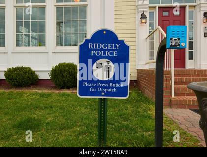 Ridgley, Maryland, Stati Uniti. 15 marzo 2024. Un cartello che indica un pulsante di spedizione di fronte al dipartimento di polizia nella piccola città di Ridgley sulla costa orientale del Maryland. (Credit Image: © Dominic Gwinn/ZUMA Press Wire) SOLO PER USO EDITORIALE! Non per USO commerciale! Foto Stock