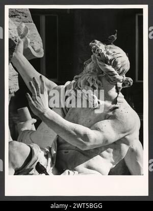 Lazio Roma Roma Piazza Navona6. Hutzel, Max 1960-1990 vedute generali della piazza (antico circo di Dominiziano), con dettagli su Fontana del Moro, Fontana dei fiumi e Fontana del Nettuno. Il fotografo e studioso tedesco Max Hutzel (1911-1988) fotografò in Italia dai primi anni '1960 fino alla sua morte. Il risultato di questo progetto, citato da Hutzel come foto Arte minore, è un'accurata documentazione dello sviluppo storico dell'arte in Italia fino al XVIII secolo, che comprende oggetti degli Etruschi e dei Romani, oltre al monum altomedievale, romanico, gotico, rinascimentale e barocco Foto Stock