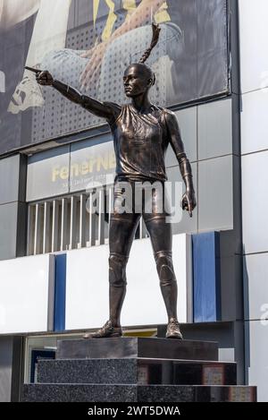 ISTANBUL, TURCHIA - 10 MARZO 2023: Statua del giocatore di pallavolo Legend Fenerbahce EDA Erdem Dundar sull'ingresso allo stadio Fenerbahce Sukru Saracoglu. Foto Stock