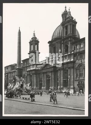 Lazio Roma Roma Piazza Navona. Hutzel, Max 1960-1990 vedute generali della piazza (antico circo di Dominiziano), con dettagli su Fontana del Moro, Fontana dei fiumi e Fontana del Nettuno. Il fotografo e studioso tedesco Max Hutzel (1911-1988) fotografò in Italia dai primi anni '1960 fino alla sua morte. Il risultato di questo progetto, citato da Hutzel come foto Arte minore, è un'accurata documentazione dello sviluppo storico dell'arte in Italia fino al XVIII secolo, che comprende oggetti degli Etruschi e dei Romani, nonché monume altomedievale, romanico, gotico, rinascimentale e barocco Foto Stock