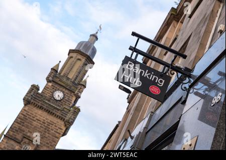 Forres, Moray, Regno Unito. 15 marzo 2024. Si tratta del nuovo polo bancario di Forres High Street. Gli hub bancari semplificano le operazioni bancarie faccia a faccia, con chiunque tu sia. Si trovano in comunità in tutto il Regno Unito, sono gestiti dall'ufficio postale in collaborazione con tutti i principali fornitori di servizi di alta gamma. Crediti: JASPERIMAGE/Alamy Live News Foto Stock