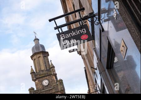 Forres, Moray, Regno Unito. 15 marzo 2024. Si tratta del nuovo polo bancario di Forres High Street. Gli hub bancari semplificano le operazioni bancarie faccia a faccia, con chiunque tu sia. Si trovano in comunità in tutto il Regno Unito, sono gestiti dall'ufficio postale in collaborazione con tutti i principali fornitori di servizi di alta gamma. Crediti: JASPERIMAGE/Alamy Live News Foto Stock