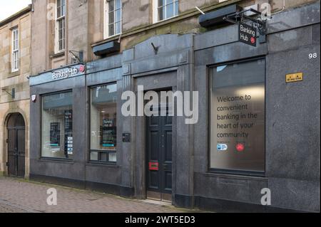 Forres, Moray, Regno Unito. 15 marzo 2024. Si tratta del nuovo polo bancario di Forres High Street. Gli hub bancari semplificano le operazioni bancarie faccia a faccia, con chiunque tu sia. Si trovano in comunità in tutto il Regno Unito, sono gestiti dall'ufficio postale in collaborazione con tutti i principali fornitori di servizi di alta gamma. Crediti: JASPERIMAGE/Alamy Live News Foto Stock