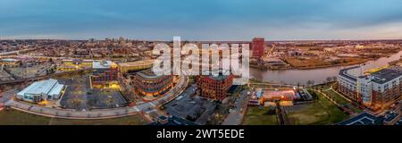 Vista panoramica aerea del centro di Wilmington, Delaware, sede della maggior parte delle banche e delle aziende statunitensi, con il suggestivo e colorato cielo nuvoloso al tramonto Foto Stock