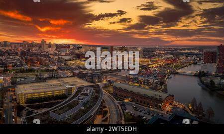 Vista panoramica aerea del centro di Wilmington, Delaware, sede della maggior parte delle banche e delle aziende statunitensi, con il suggestivo e colorato cielo nuvoloso al tramonto Foto Stock