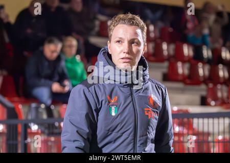 Rotterdam, Paesi Bassi. 14 marzo 2024. Rotterdam, Paesi Bassi, 14 marzo 2024: Jessica Torny (capo allenatore delle donne Feyenoord) entra in campo prima della partita di calcio della KNVB Womens Cup tra il Feyenoord e il Twente a Varkenoord a Rotterdam, Paesi Bassi. (Leiting Gao/SPP) credito: SPP Sport Press Photo. /Alamy Live News Foto Stock