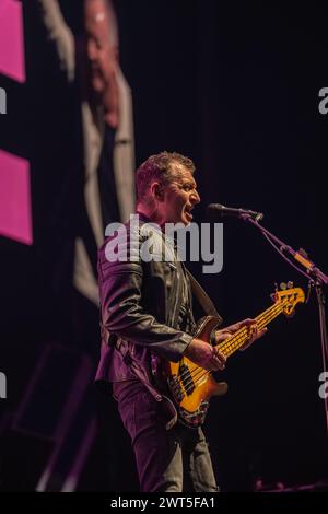 LEEDS, REGNO UNITO. 15 marzo 2024. Simple Minds Global Tour 2024 basso e voce, Ged Grimes crediti: Paul Whitehurst/Alamy Live News Foto Stock