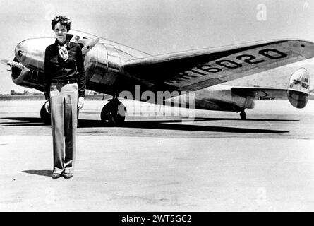 1937: La pioniera dell'aviazione AMELIA EARHART si trova accanto al suo Lockheed Electra 10E Special, NR16020 nel 1937. (Credit Image: Â© Globe Photos/ZUMA Wire) SOLO PER USO EDITORIALE! Non per USO commerciale! Foto Stock