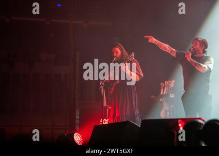 Gruppo post-punk britannico, Idles, che si esibisce dal vivo al Max-Schmeling-Halle di Berlino, supportando la release del nuovo album Tangk. Foto Stock