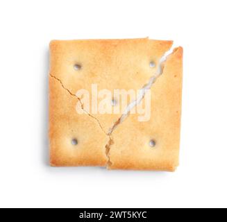 Cracker croccante rotto isolato su bianco, vista dall'alto Foto Stock