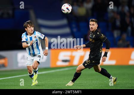 Takefusa Kubo del Real Sociedad e Javi Hernandez del Cadiz CF durante la partita LaLiga EA Sports tra Real Sociedad e Cadiz CF al reale Arena Stadium il 15 marzo 2024, a San Sebastian, in Spagna. Crediti: Cesar Ortiz Gonzalez/Alamy Live News Foto Stock