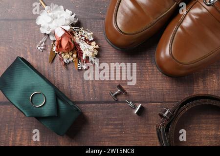 Roba per matrimoni. Composizione piatta con elegante boutonniere su sfondo in legno Foto Stock