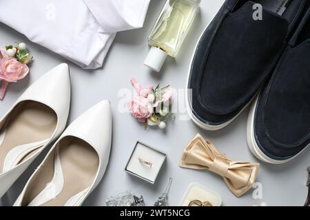 Roba per matrimoni. Composizione piatta con elegante effetto boutonniere su sfondo grigio chiaro Foto Stock