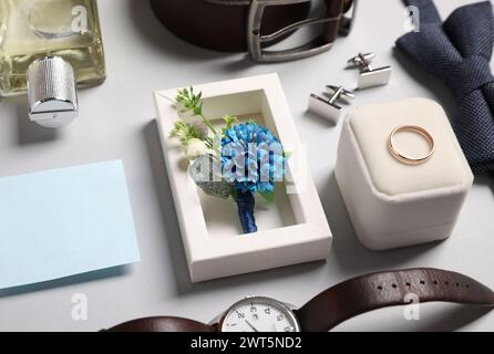 Roba per matrimoni. Composizione con elegante boutonniere su sfondo grigio chiaro, primo piano Foto Stock