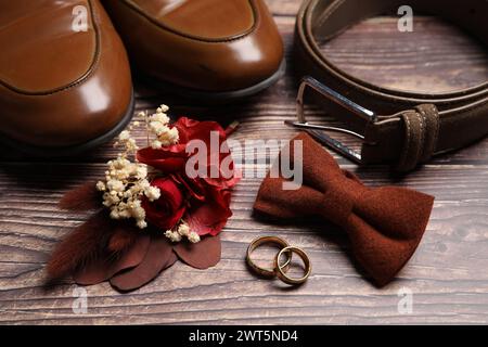 Roba per matrimoni. Composizione con elegante boutonniere su sfondo in legno, primo piano Foto Stock