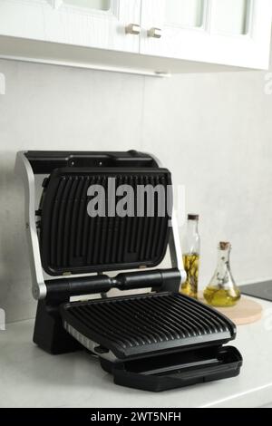 Griglia elettrica sul ripiano in cucina, primo piano. Apparecchio di cottura Foto Stock