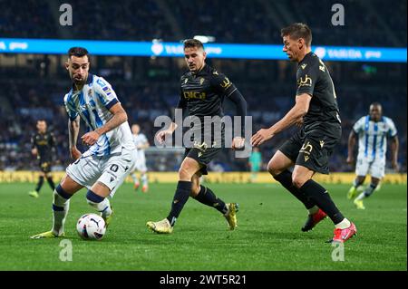 Brais Mendez del Real Sociedad con il pallone durante la partita LaLiga EA Sports tra Real Sociedad e Cadiz CF al reale Arena Stadium il 15 marzo 2024, a San Sebastian, in Spagna. Crediti: Cesar Ortiz Gonzalez/Alamy Live News Foto Stock