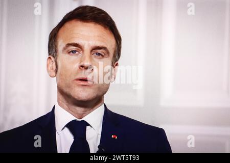 Parigi, Francia. 15 marzo 2024. Uno schermo mostra un video del presidente francese, comandante supremo in capo delle forze armate francesi, Emmanuel Macron, durante il suo discorso ai francesi sul suo canale YouTube ufficiale. La Francia terrà celebrazioni nel 2024 in onore del 80° anniversario della liberazione del paese dall'occupazione nazista. Ciò è stato affermato dal presidente francese Emmanuel Macron in un discorso ai francesi. Credito: SOPA Images Limited/Alamy Live News Foto Stock