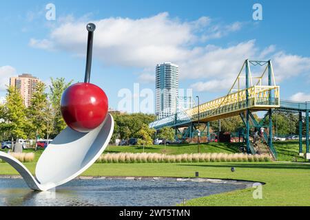 Spoonbridge e sculture di ciliegio, di Claes Oldenburg e Coosje van Bruggen, nel centro di Minneapolis Sculpture Garden Foto Stock