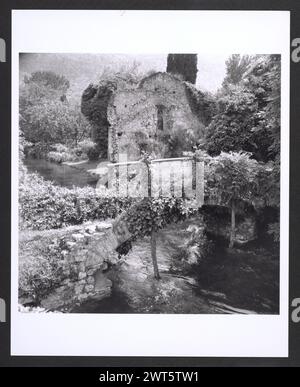 Strutture Lazio Latina Ninfa. Hutzel, Max 1960-1990 vedute generali della città medievale abbandonata di Ninfa - edifici non identificati ricoperti di vegetazione. Il fotografo e studioso tedesco Max Hutzel (1911-1988) fotografò in Italia dai primi anni '1960 fino alla sua morte. Il risultato di questo progetto, citato da Hutzel come foto Arte minore, è un'accurata documentazione dello sviluppo storico dell'arte in Italia fino al XVIII secolo, che comprende oggetti degli Etruschi e dei Romani, nonché monumenti altomedievali, romanici, gotici, rinascimentali e barocchi. Le immagini sono organizzate in base all'area geografica Foto Stock