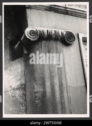 Lazio Roma Palazzo Lante. Hutzel, Max 1960-1990 Post-medievale: Architettura, vista sul cortile, scultura architettonica; pittura (affreschi sul soffitto e sulle pareti), rilievi scultorei. Note sull'oggetto: Il palazzo fu commissionato da papa Leone X dei Medici all'inizio del XVI secolo. Dopo la seconda guerra mondiale, il palazzo fu rilevato dalla città di Roma e nel 1955 iniziò il restauro, terminando nel 1958 circa. Situato in Piazza S. Eustachio. Il fotografo e studioso tedesco Max Hutzel (1911-1988) fotografò in Italia dai primi anni '1960 fino alla sua morte. Il risultato di questo progetto, indicato da Hutzel come FOT Foto Stock