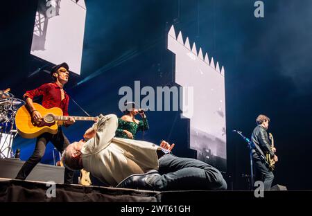 Leeds, Regno Unito. 15 marzo 2024. La rock band scozzese Simple Minds suona dal vivo alla Leeds Arena la prima notte del loro tour europeo. Crediti: ernesto rogata/Alamy Live News Foto Stock