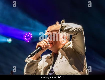 Leeds, Regno Unito. 15 marzo 2024. Jim Kerr, cantante dell'iconica rock band scozzese Simple Minds, suona dal vivo alla Leeds Arena la prima notte del tour europeo della band. Crediti: ernesto rogata/Alamy Live News Foto Stock