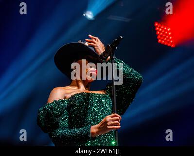 Leeds, Regno Unito. 15 marzo 2024. Sarah Brown, cantante dell'iconica rock band scozzese Simple Minds, suona dal vivo alla Leeds Arena la prima notte del tour europeo della band. Crediti: ernesto rogata/Alamy Live News Foto Stock